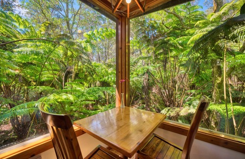 Volcano Cabina | Tropical 1-bedroom cabin. Five minute drive to Hawaii Volcanoes National Park.