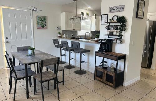 Lakeland Casa | Tropical 3bed 2bath Lakeland Home on corner lot