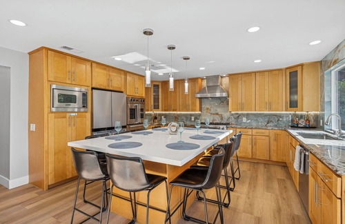 Vista Casa | TROPICAL 8 BR SALTWATER POOL SPA WATERFALLS CAVE GROTTO Sleep 22 Legoland Beach!