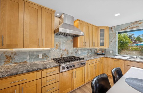 Vista Casa | TROPICAL 8 BR SALTWATER POOL SPA WATERFALLS CAVE GROTTO Sleep 22 Legoland Beach!