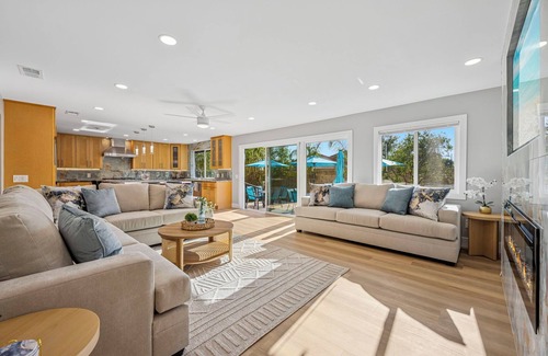 Vista Casa | TROPICAL 8 BR SALTWATER POOL SPA WATERFALLS CAVE GROTTO Sleep 22 Legoland Beach!