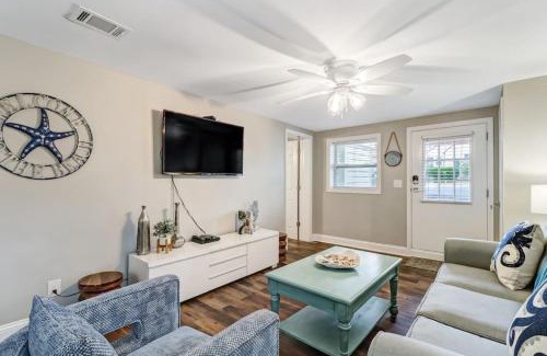 Fernandina Beach Casa | Tropical Beach Bungalow Down - Backyard - Grill - Across Street from Beach