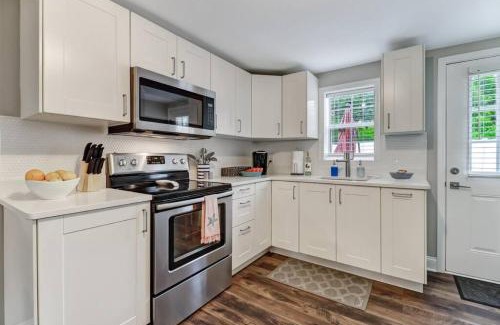 Fernandina Beach Casa | Tropical Beach Bungalow Down - Backyard - Grill - Across Street from Beach