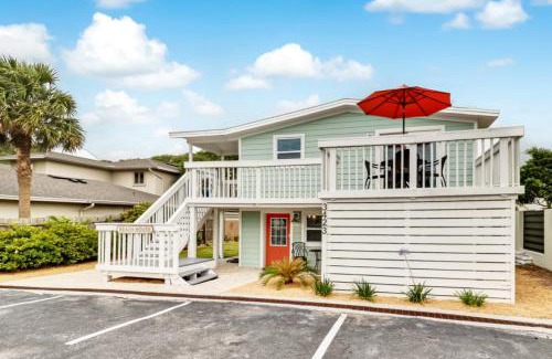 Fernandina Beach Casa | Tropical Beach Bungalow Down - Backyard - Grill - Across Street from Beach