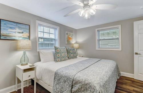Fernandina Beach Casa | Tropical Beach Bungalow Down - Backyard - Grill - Across Street from Beach
