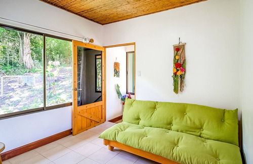 Roble Apartamento | Tropical cabana with amazing views & wraparound balcony - dog-friendly