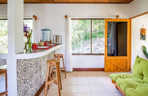 Roble Apartamento | Tropical cabana with amazing views & wraparound balcony - dog-friendly