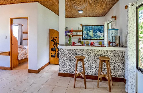 Roble Apartamento | Tropical cabana with amazing views & wraparound balcony - dog-friendly