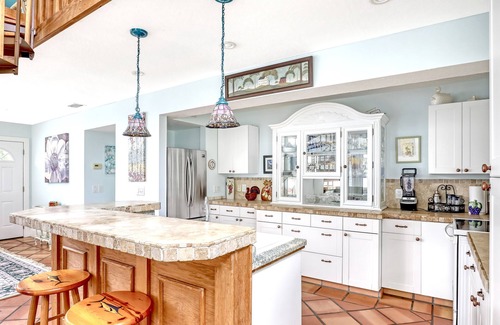 Sebastian Highlands Chalet De Esquí | Tropical Chalet w/ 3 King Bedrooms. 3 patios, and an Above-Ground Pool!