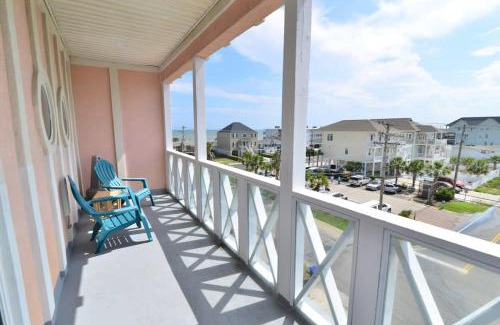 North Myrtle Beach Casa | Tropical Cherry Grove Ocean View Beach House w Pool