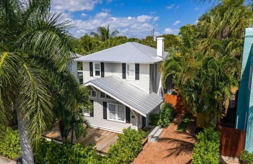 Flamingo Parks Villa | Tropical Estate w/Guesthouse & Pool. Sleeps 8!