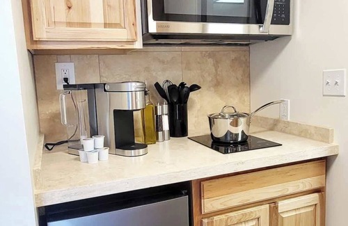 Hilo Apartamento | Tropical Garden Condo with Pool, Kitchen, and A/C!