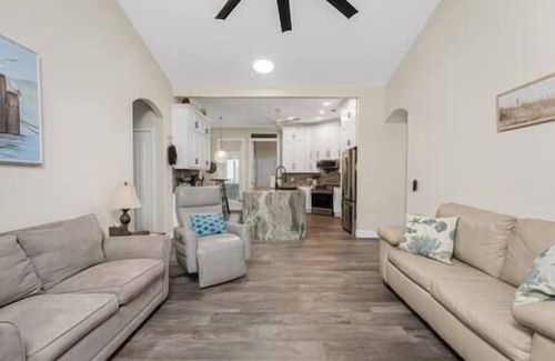 Port Charlotte Casa | Tropical Garden Hideaway