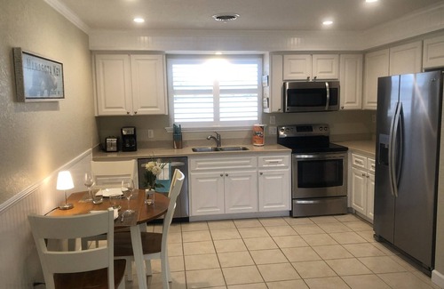 Englewood Apartamento | ¡Nuevo en el mercado! Puerta de entrada a Palm Island. Sensación caribeña de Tiki Hut