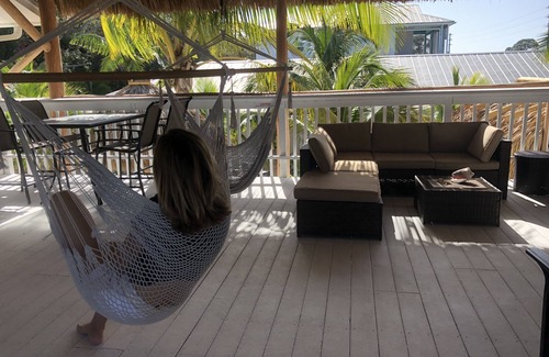 Englewood Apartamento | ¡Nuevo en el mercado! Puerta de entrada a Palm Island. Sensación caribeña de Tiki Hut