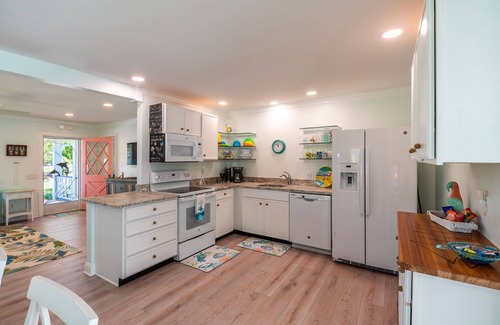 Vero Beach Casa | 🍹🌞 Tropical Getaway! Heated Pool, Tiki Bar, Pirate Sandbox, and Boat Parking!