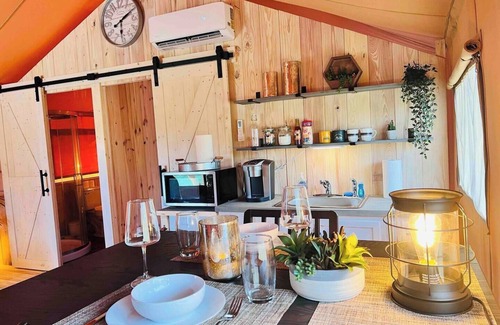 Riverview Estates Cabina | Tropical Glamping with Hot Tub