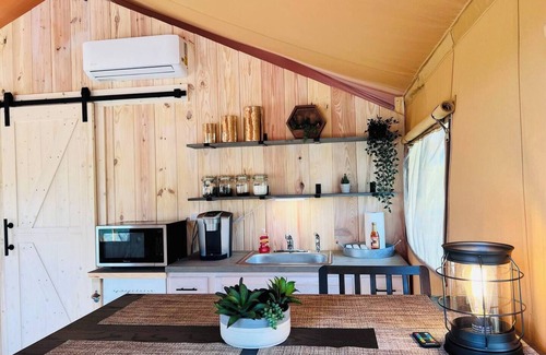 Riverview Estates Cabina | Tropical Glamping with Hot Tub