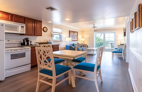Captiva Hotel | Tropical Haven: 3BR Bay Suite w/Balcony Views | Kitchen | Onsite Pool | Parking