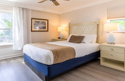 Captiva Hotel | Tropical Haven: 3BR Bay Suite w/Balcony Views | Kitchen | Onsite Pool | Parking