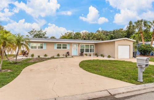 Bayshore Gardens Casa | Tropical Haven Retreat 4 Beds 3 Baths Ultimate Family Vacation