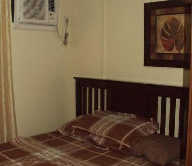 Las Pinas Apartamento | Tropical Hawaiian 2BR Condo Unit in Metro Manila with Laundry Area - Sleeps 4