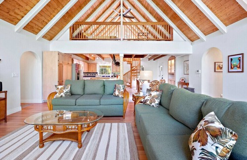 Keaau Casa | Tropical, Hawaiian-style A-frame Home
