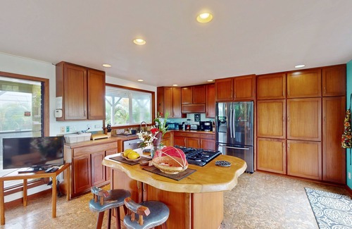 Kehena Casa | Tropical hideaway near Kehena Black Sand Beach with WiFi & washer/dryer
