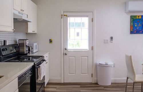 Central Oakland Park Cabaña | Tropical Hideway