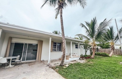 Hobe Sound Casa | Tropical Historic Pool Home, Hobe Sound