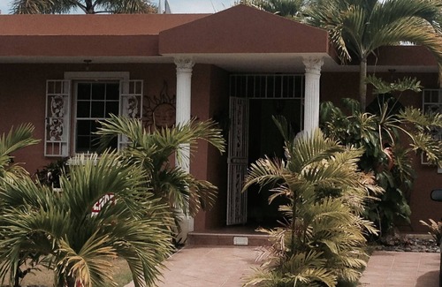 Dorado del Mar Casa | Casa tropical con piscina, aire acondicionado y 3 cuadras de la playa
