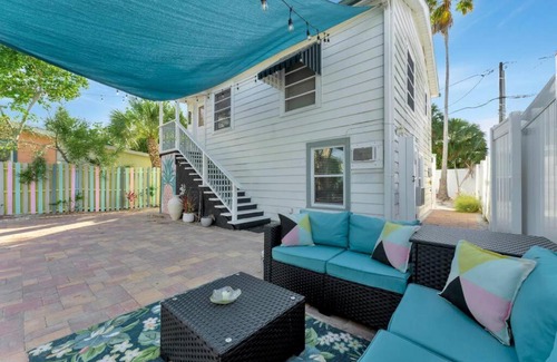 Treasure Island Apartamento | Tropical Island Retreat walk to the Beach
