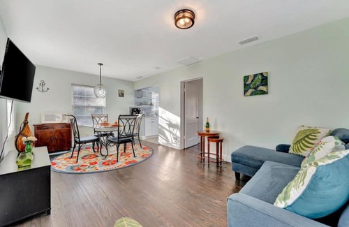 Treasure Island Apartamento | Tropical Island Retreat walk to the Beach