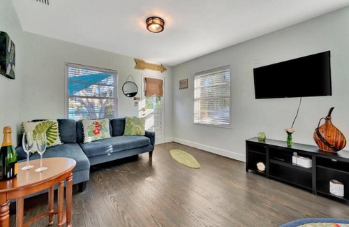 Treasure Island Apartamento | Tropical Island Retreat walk to the Beach