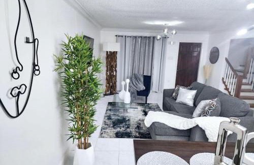 Mango Walk Apartamento | Tropical Luxe Modern Townhouse