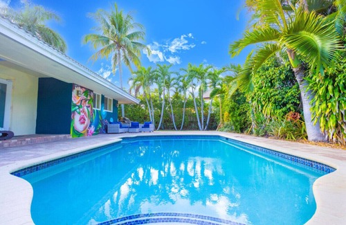 South Corals Casa | Tropical Oasis Heated saltwater Pool 6min to beach