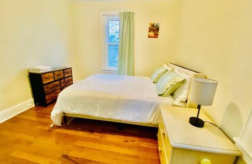 Irvington Casa | Tropical Oasis - Room 3