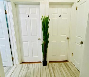 Irvington Casa | Tropical Oasis - Room 3