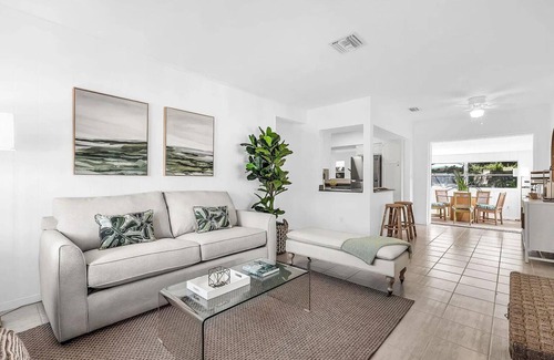 Country Club Park Casa | Tropical Oasis w/ Hot Tub Near Astonishing Beaches