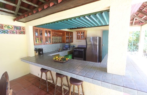 Esterillos Casa | Casa frente al mar con casa de huéspedes y dos piscinas!