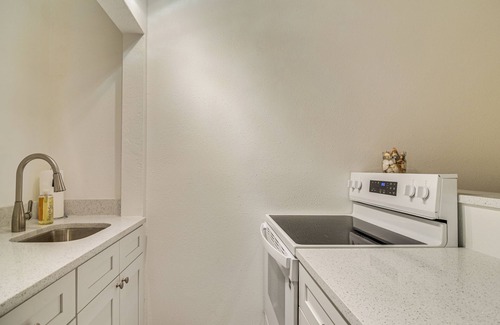 Pass-a-Grille Historic District Apartamento | Tropical Pass-a-grille Gem w/ Direct Beach Access!