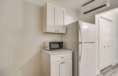 Pass-a-Grille Historic District Apartamento | Tropical Pass-a-grille Gem w/ Direct Beach Access!