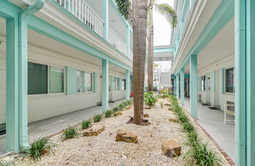 Pass-a-Grille Historic District Apartamento | Tropical Pass-a-grille Gem w/ Direct Beach Access!