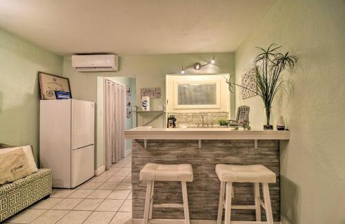 Pass-a-Grille Historic District Apartamento | Tropical Pass-A-Grille Gem with Direct Beach Access!