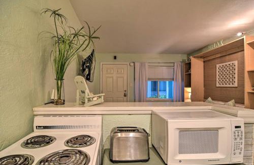 Pass-a-Grille Historic District Apartamento | Tropical Pass-A-Grille Gem with Direct Beach Access!