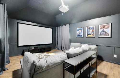 Flower Mound Casa | Tropical Pool Oasis - 5 BR Foosbal Cinema