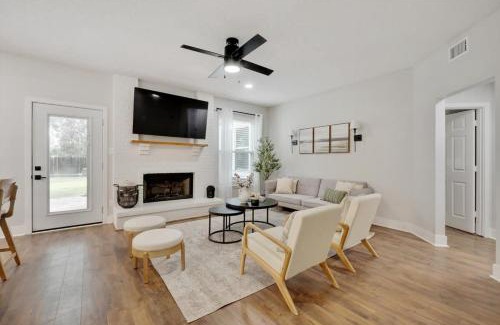 Flower Mound Casa | Tropical Pool Oasis - 5 BR Foosbal Cinema