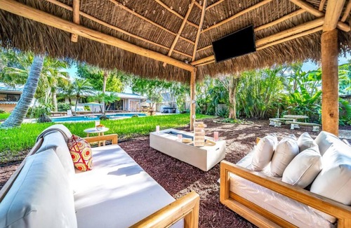 South Corals Casa | Tropical Pool Tiki Heaven