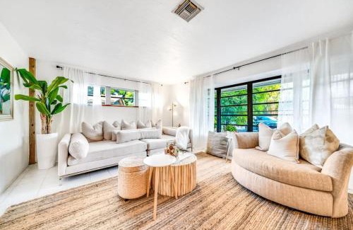 South Corals Casa | Tropical Pool Tiki Heaven