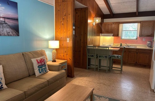 DeLand Hotel | Tropical Resort & Marina on Lake Beresford